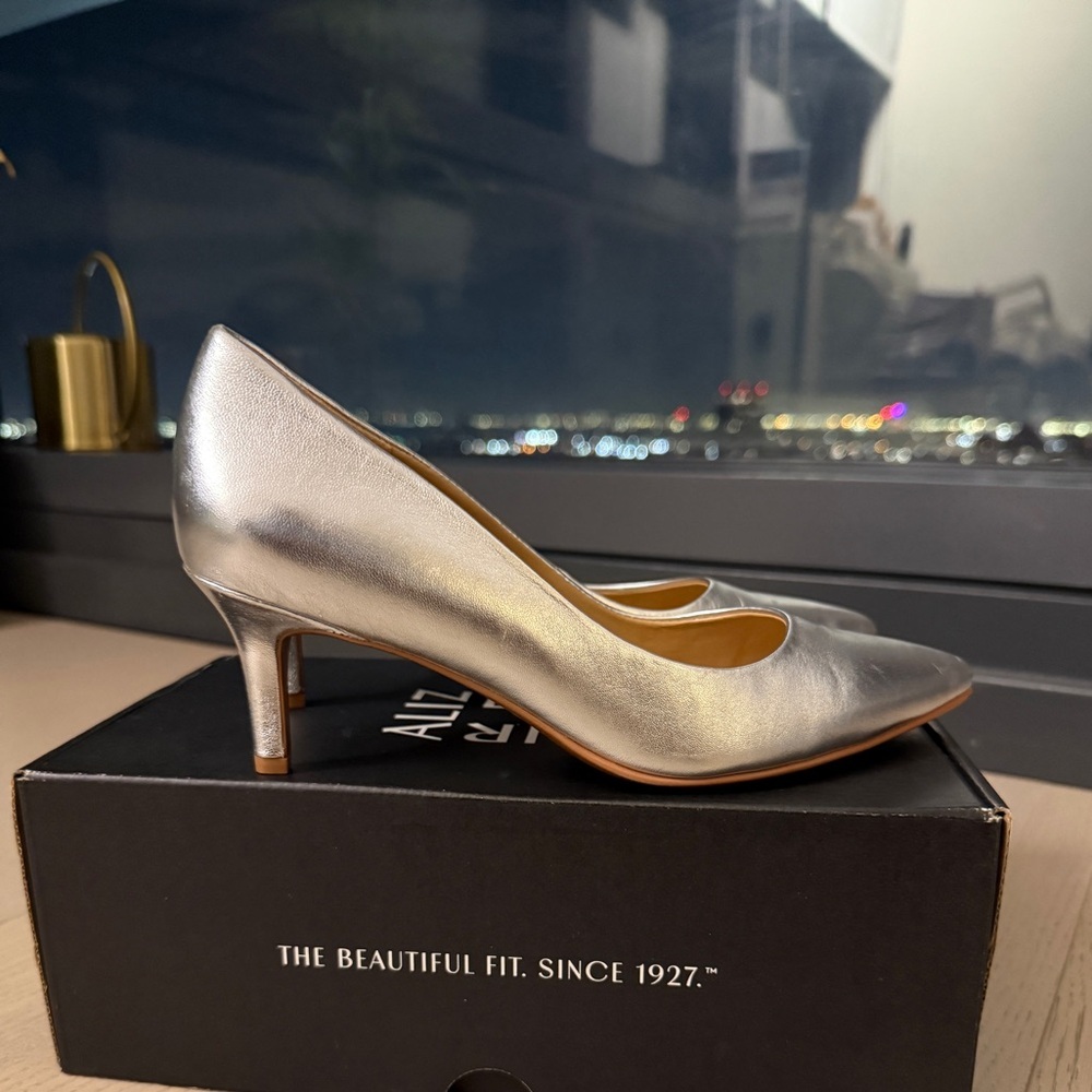 NWT Naturalizer Everly Pump (Women) Silver Leather in Size 6M